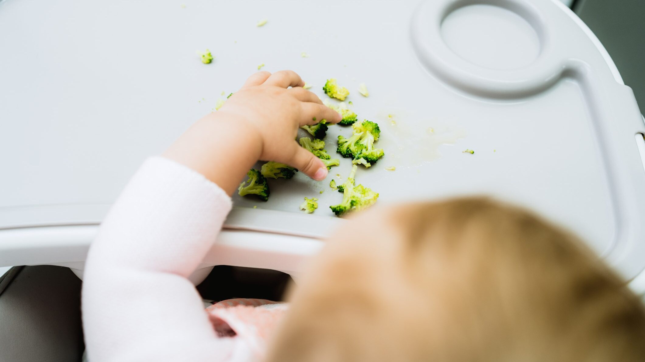bambino durante lo svezzamento