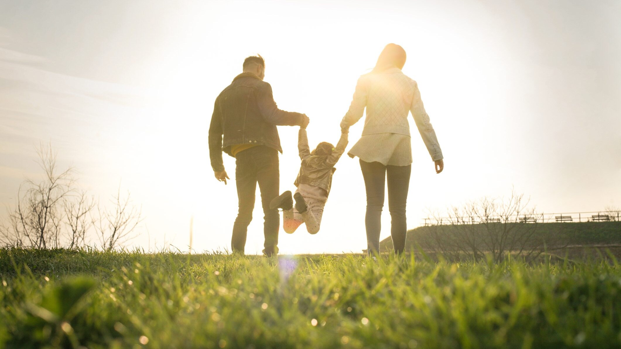 famiglia anonimia di spalle figlio