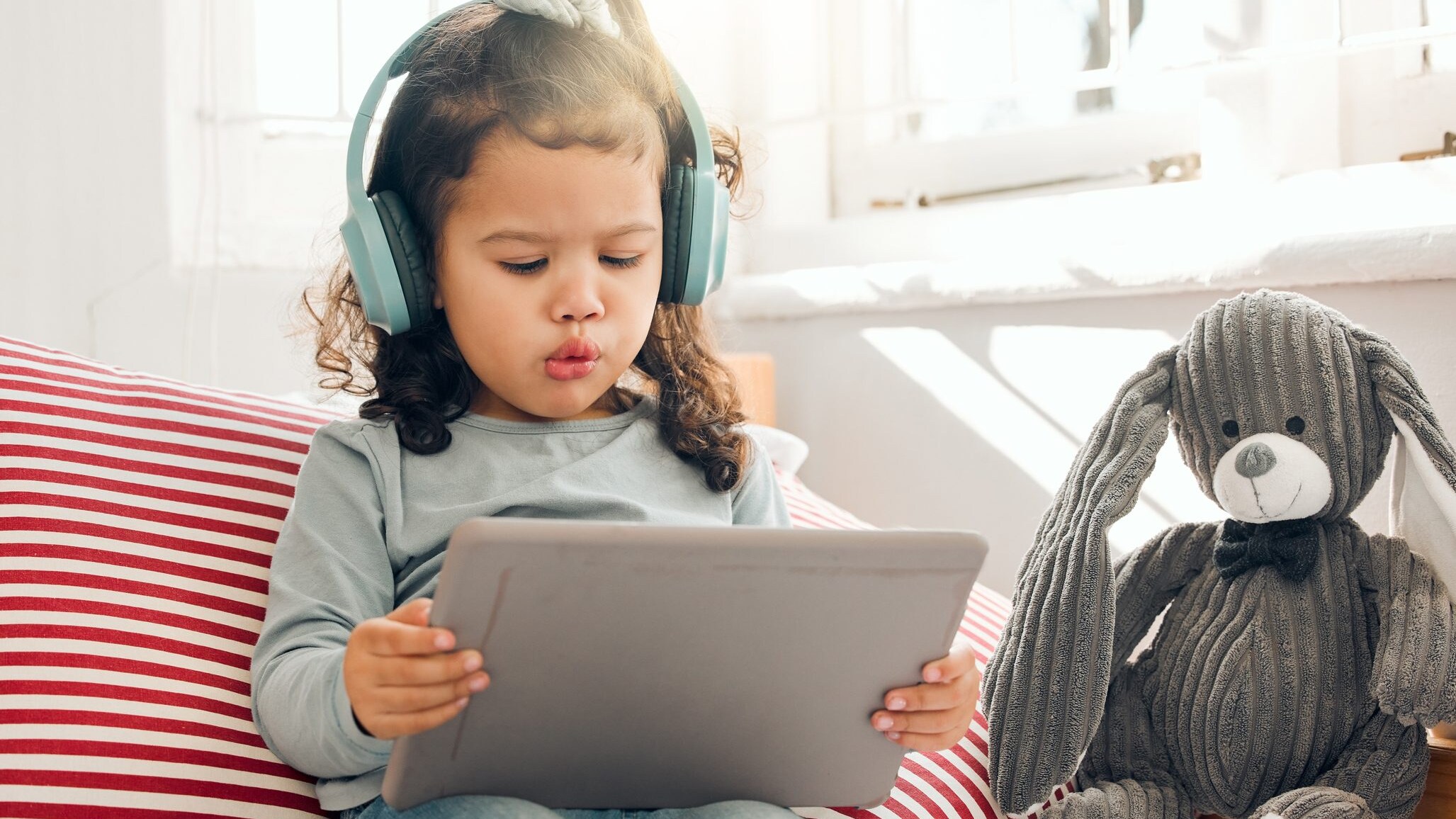 bambini media device smartphone e tablet