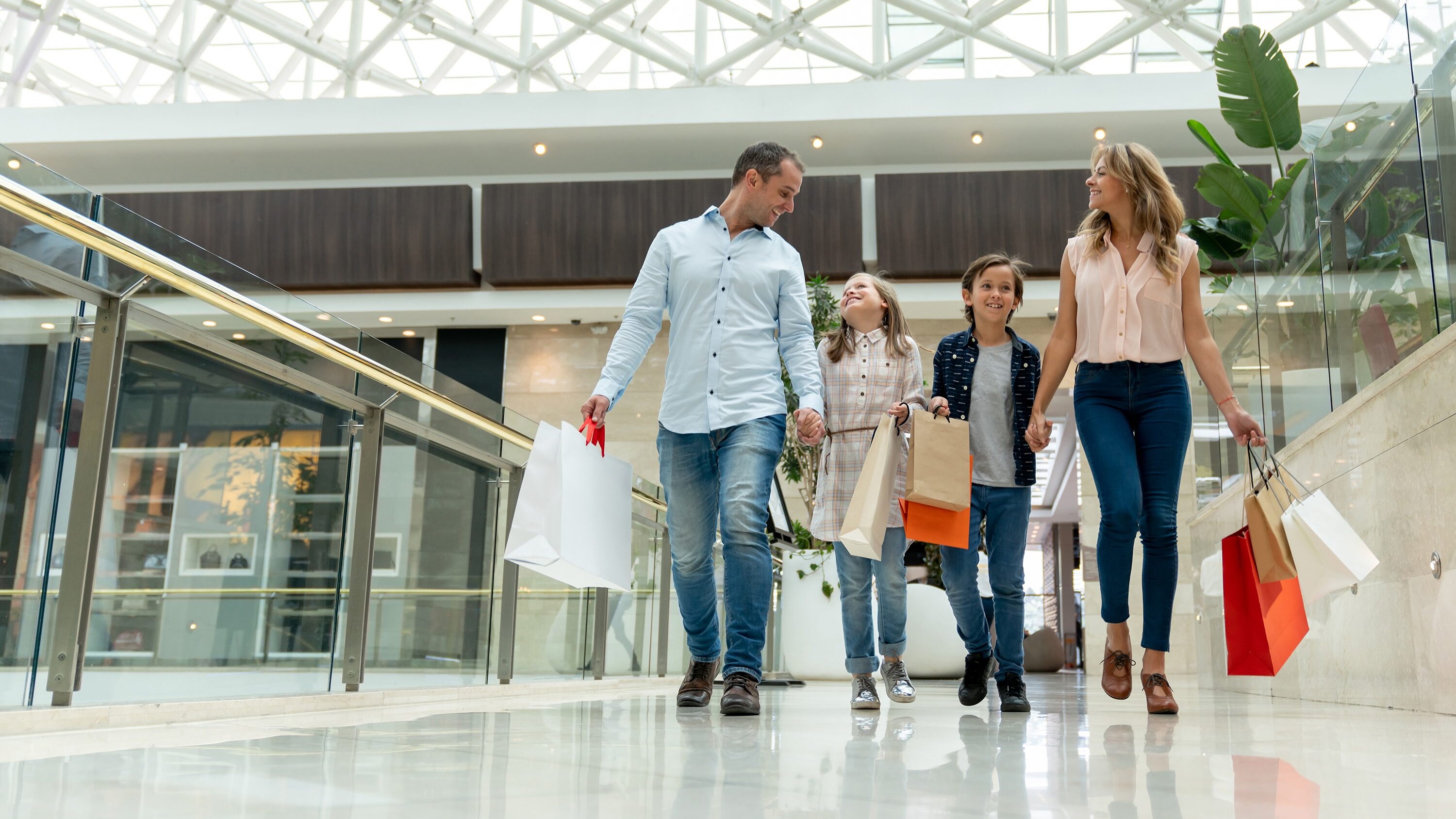 Famiglia al centro commerciale