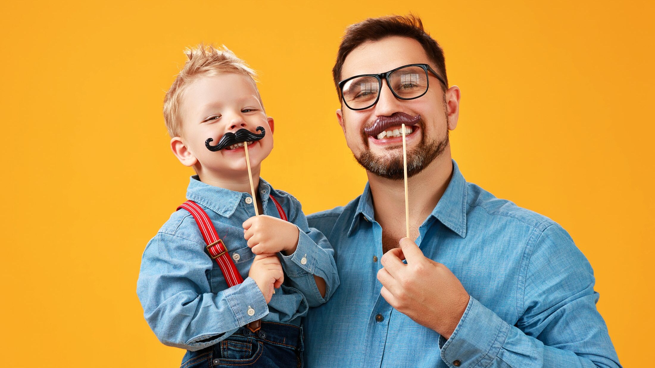 festa del papà con bambino sorridenti