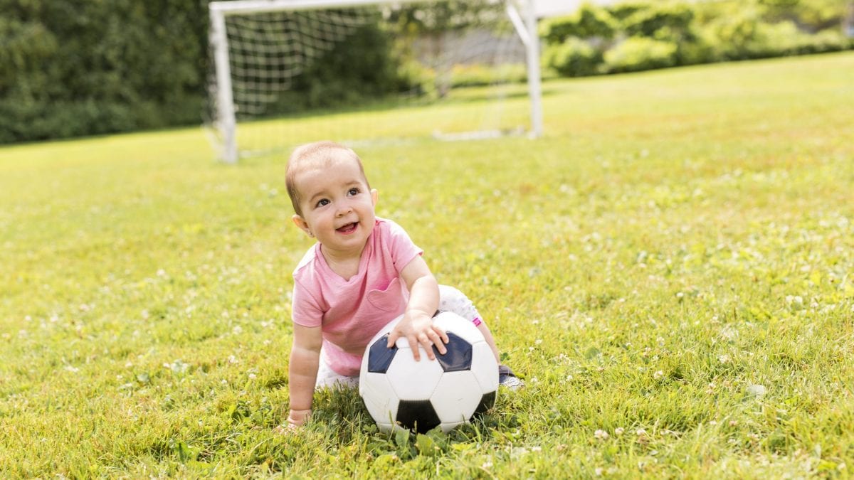 Bimba con pallone da calcio