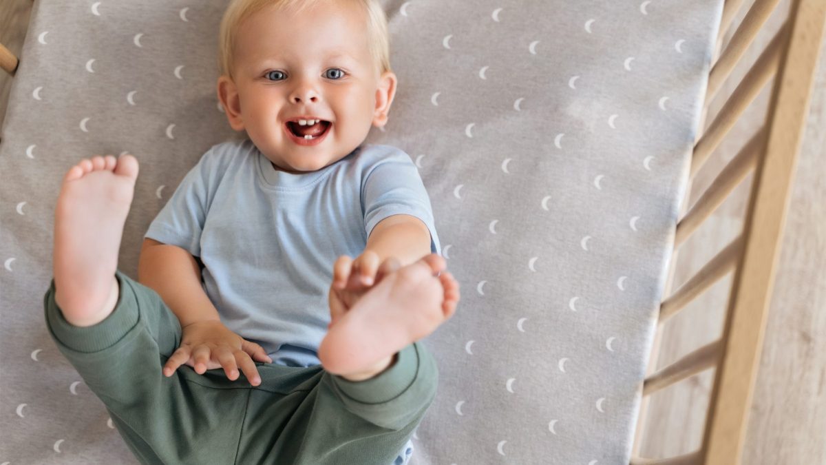 bambino dorme nel lettino