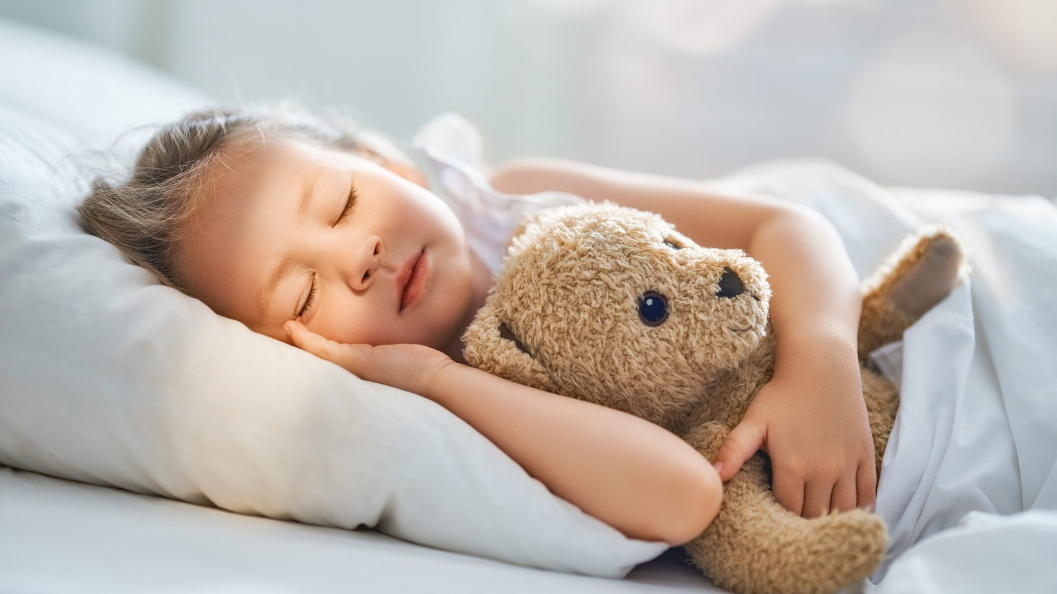 Bimba con peluche