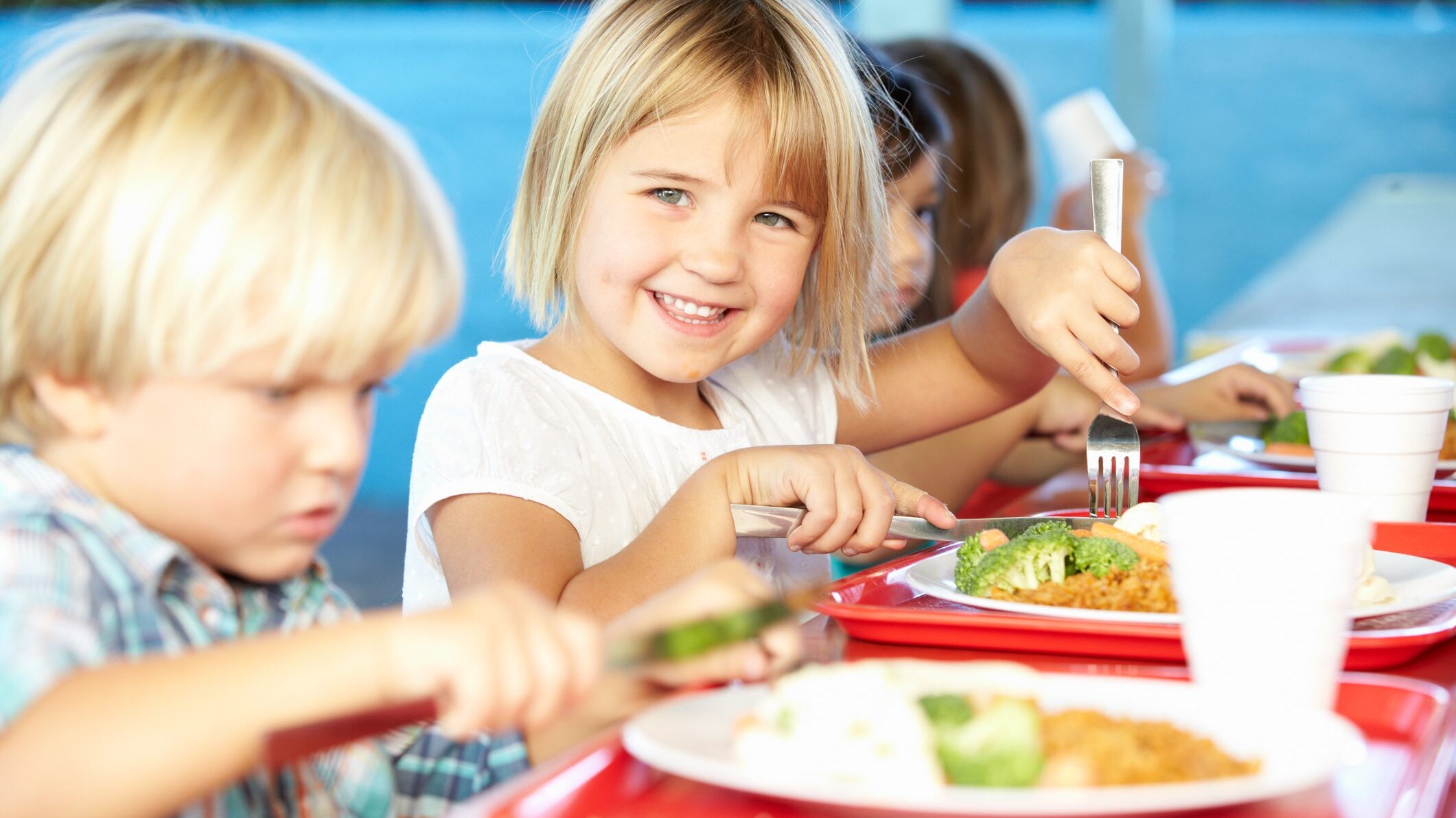 bimbi che mangiano a scuola