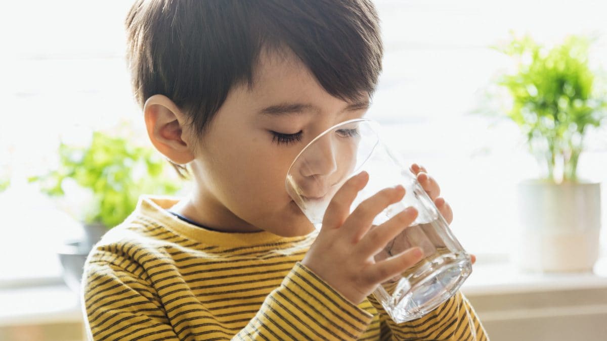 bimbo che beve acqua
