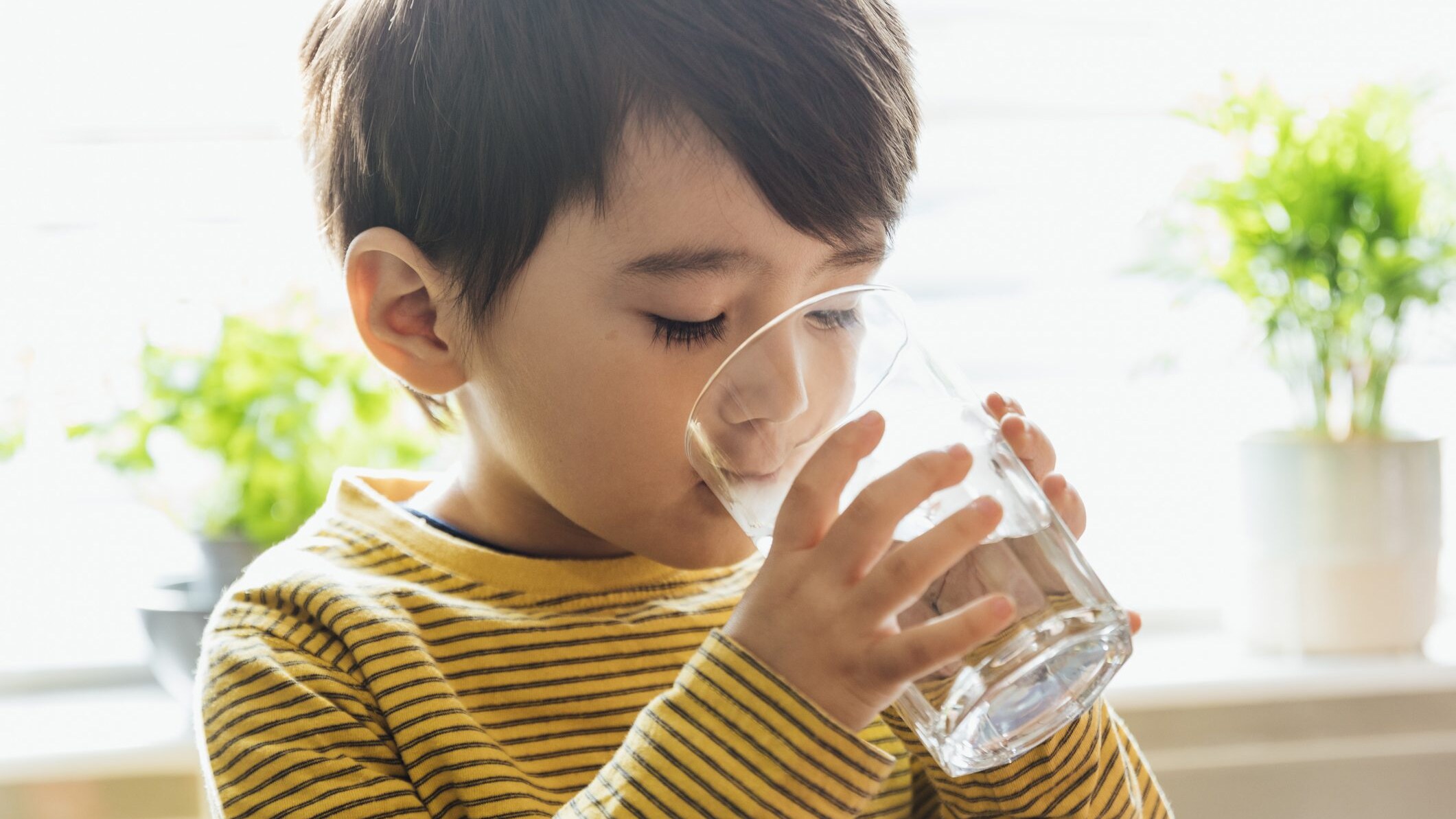 bimbo che beve acqua