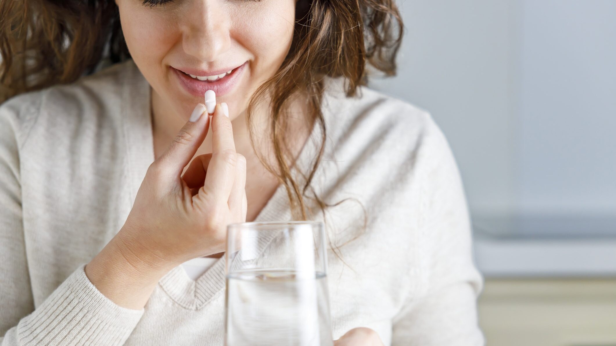 donna che prende una pillola
