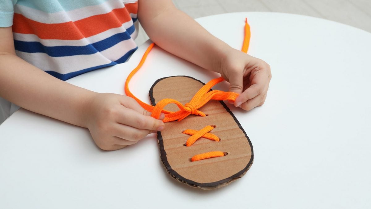 allacciarsi le scarpe