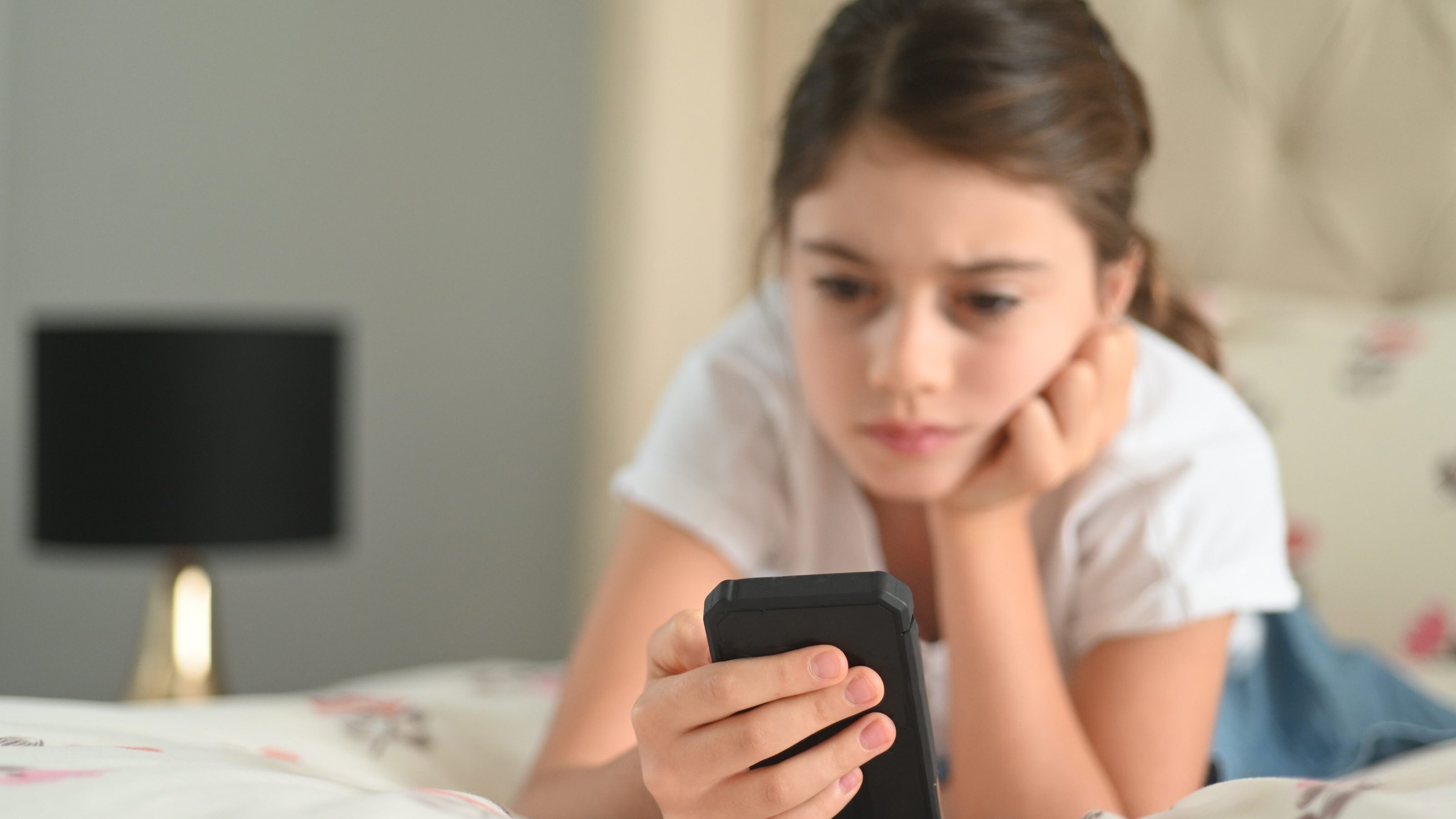 ragazza sui social