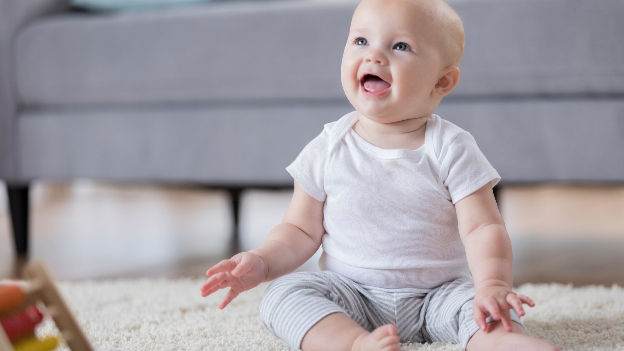 bambino inizia a stare seduto