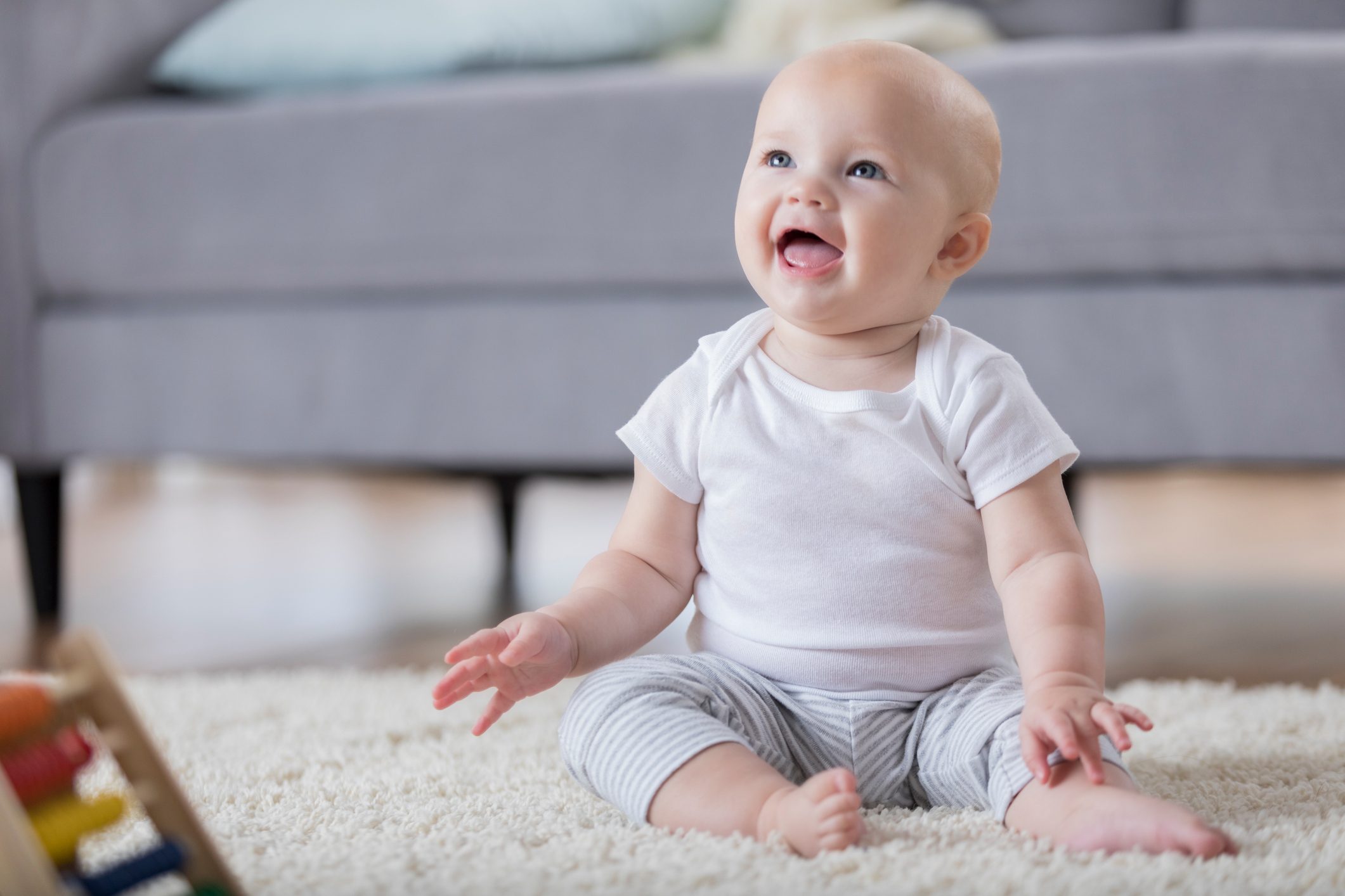 bambino inizia a stare seduto