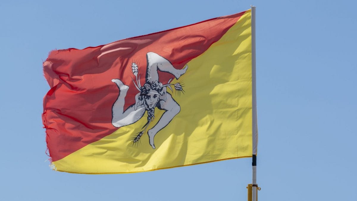 bandiera trinacria per ogni nuovo nato in Sicilia