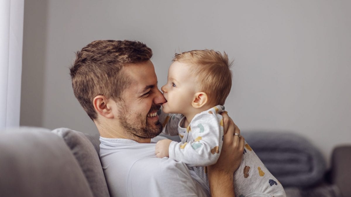 bambino morde il papà
