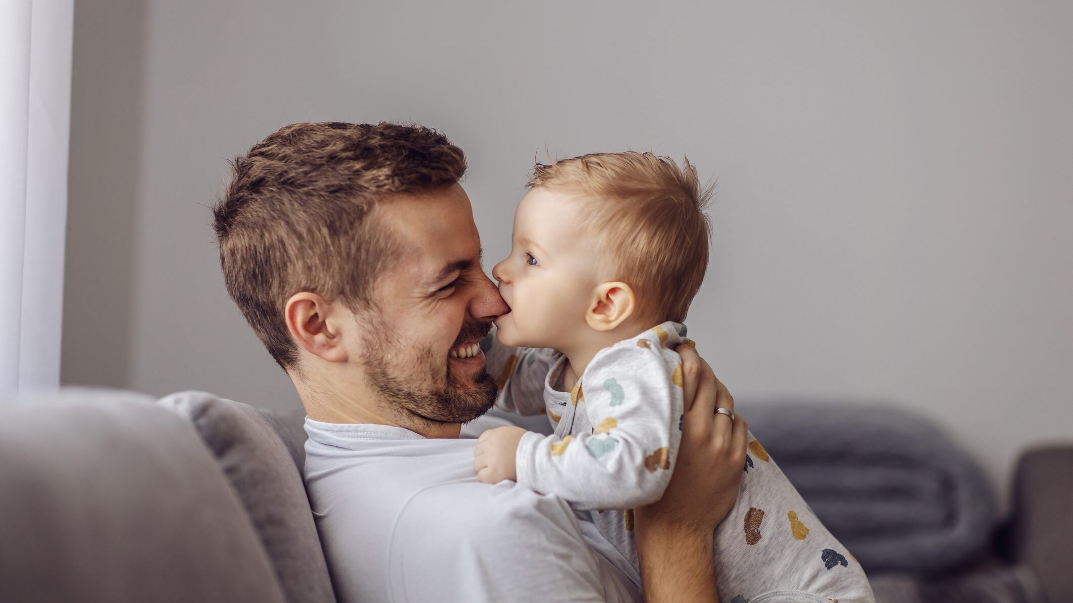 bambino morde il papà
