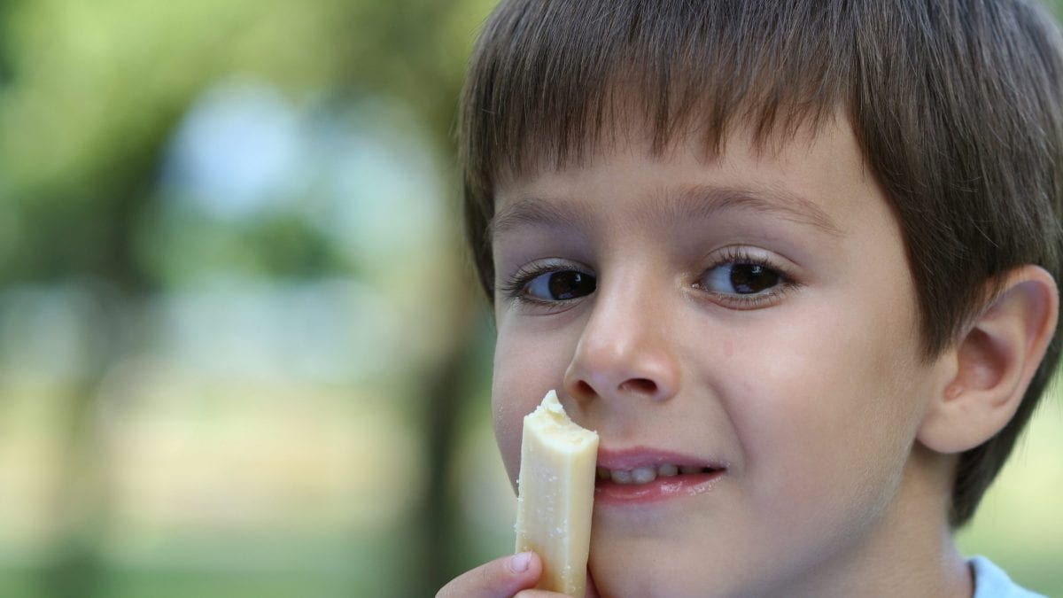 bimbo mangia formaggio