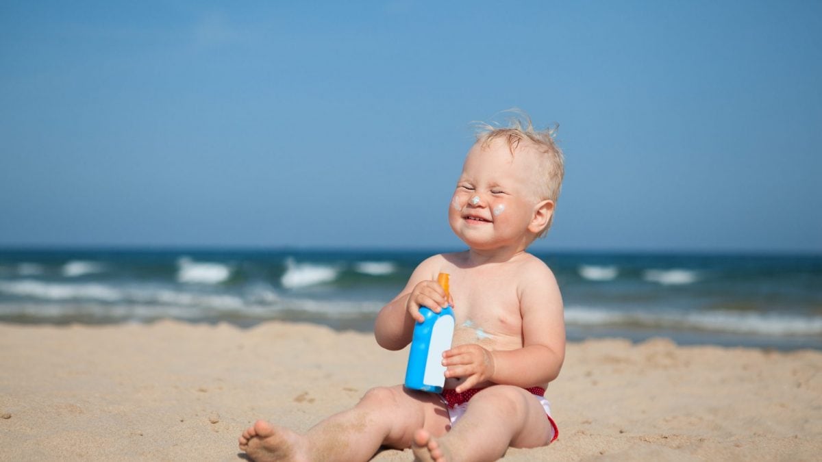 neonato con pannolino spiaggia