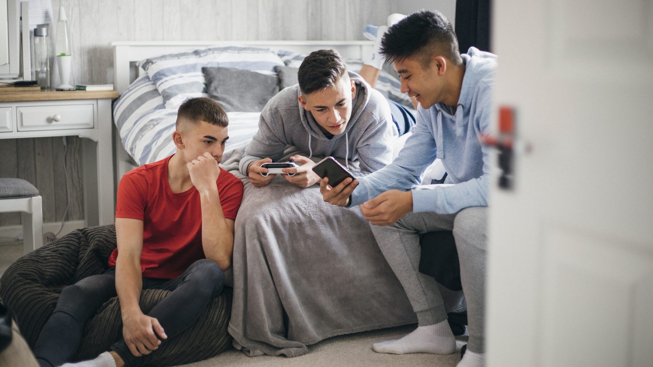 ragazzi sui social