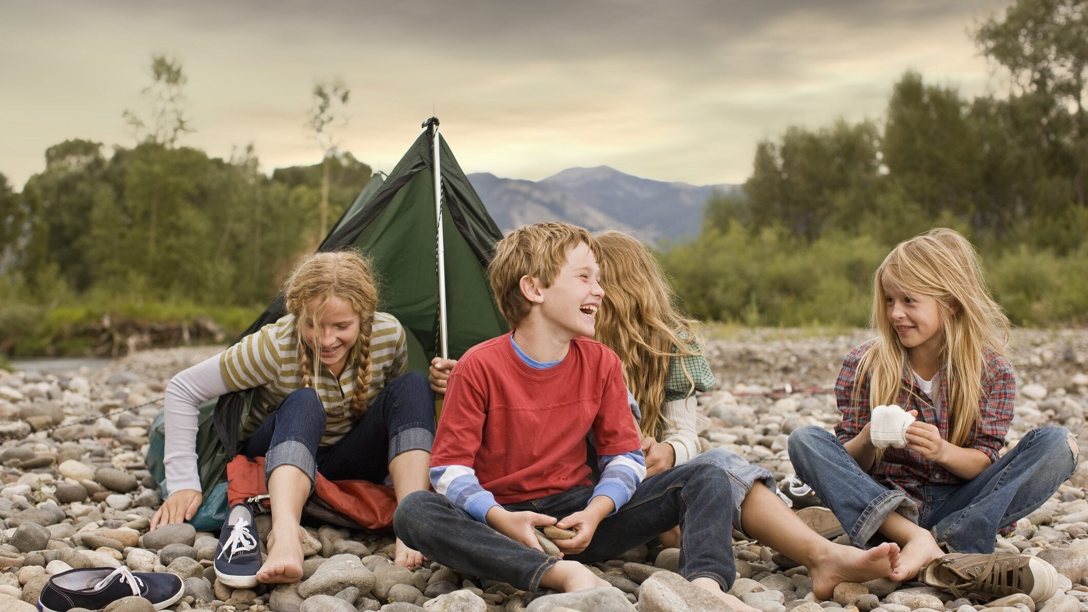 bambini al campeggio estivo nella natura