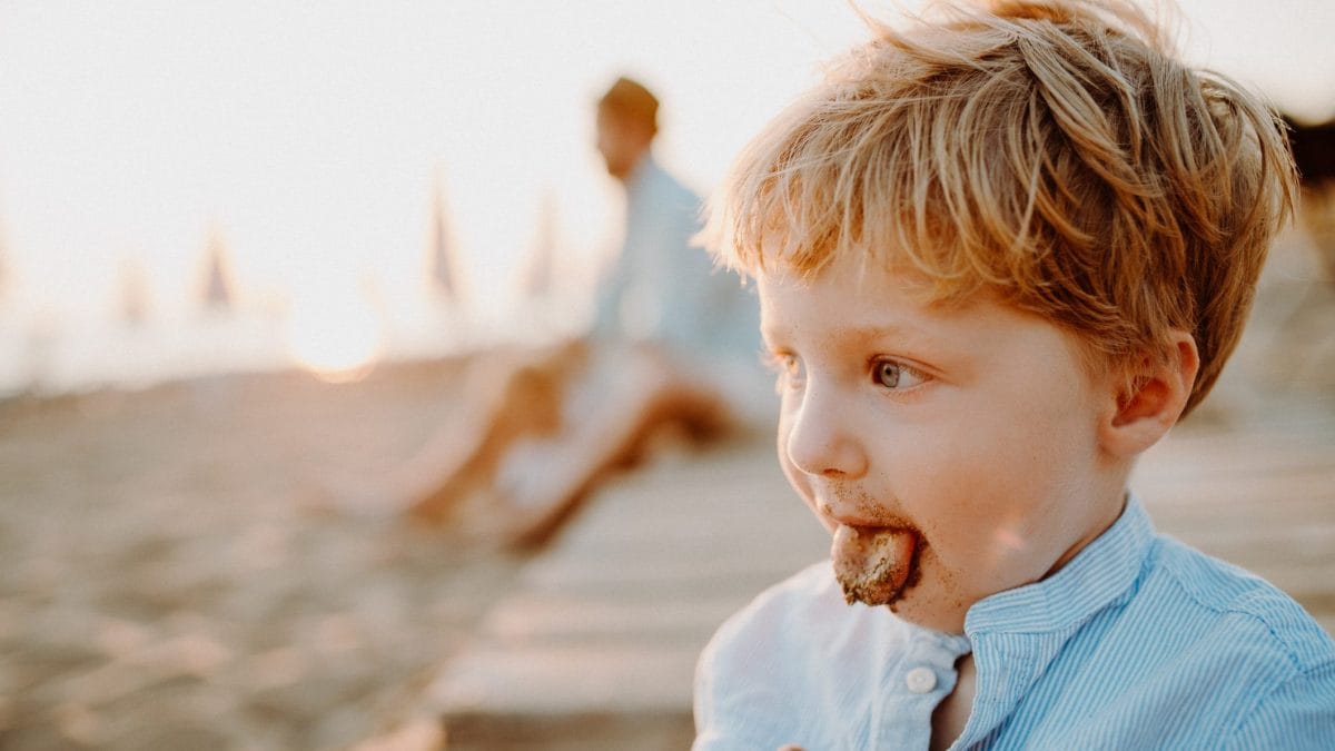 Perché i bambini mangiano la sabbia
