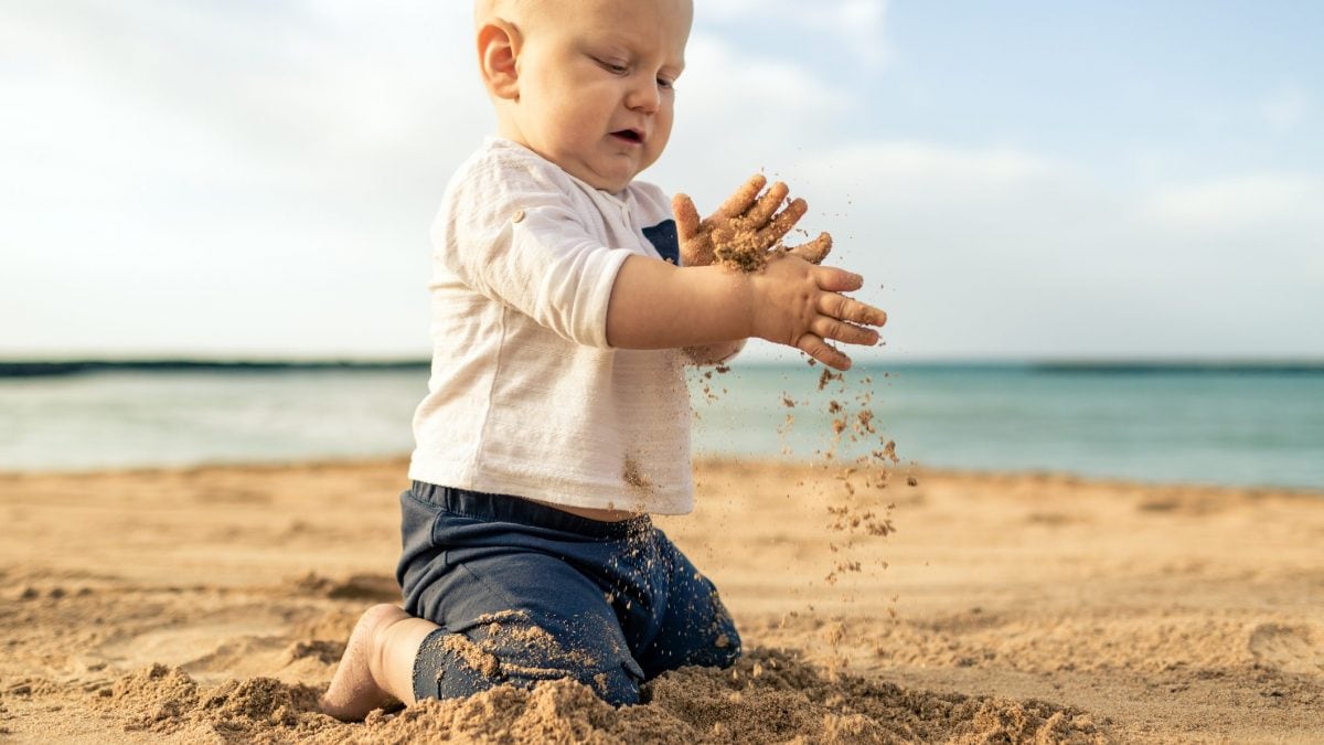 bambini e granelli di sabbia