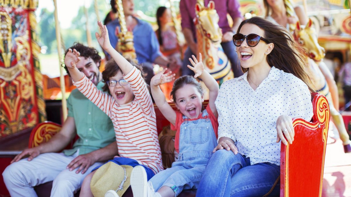 bambini nei parchi di divertimento