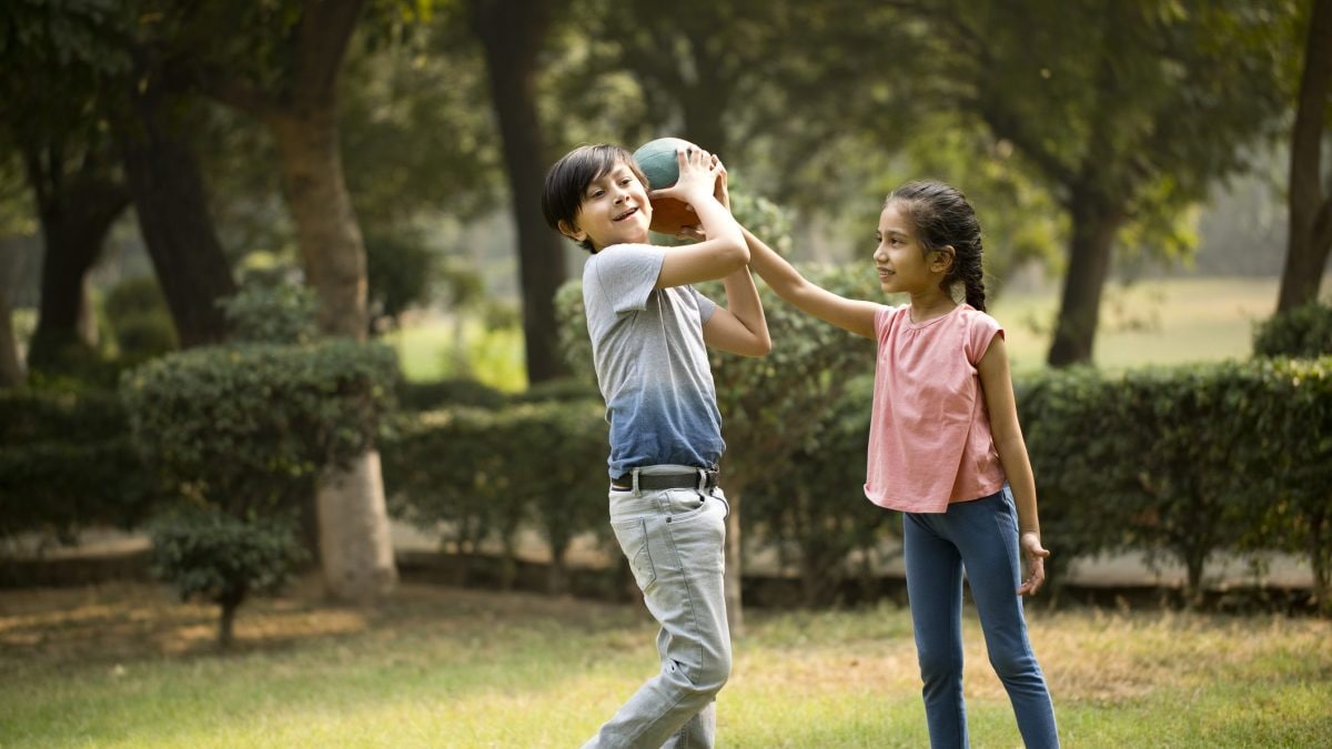 bimbi giocano a palla