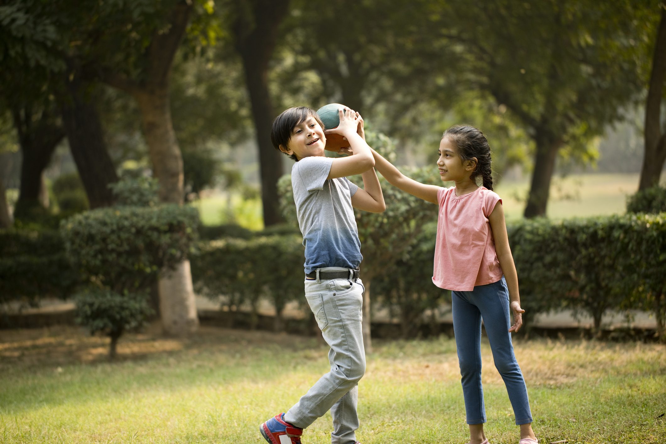 bimbi giocano a palla