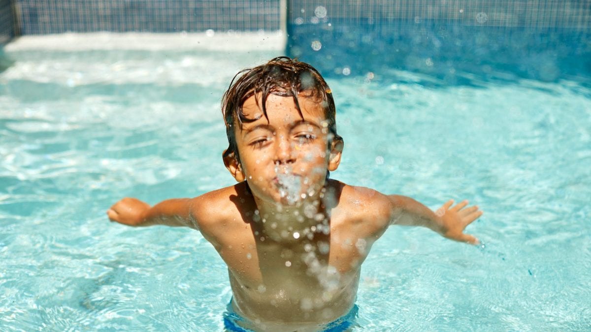 bimbo beve acqua in piscina