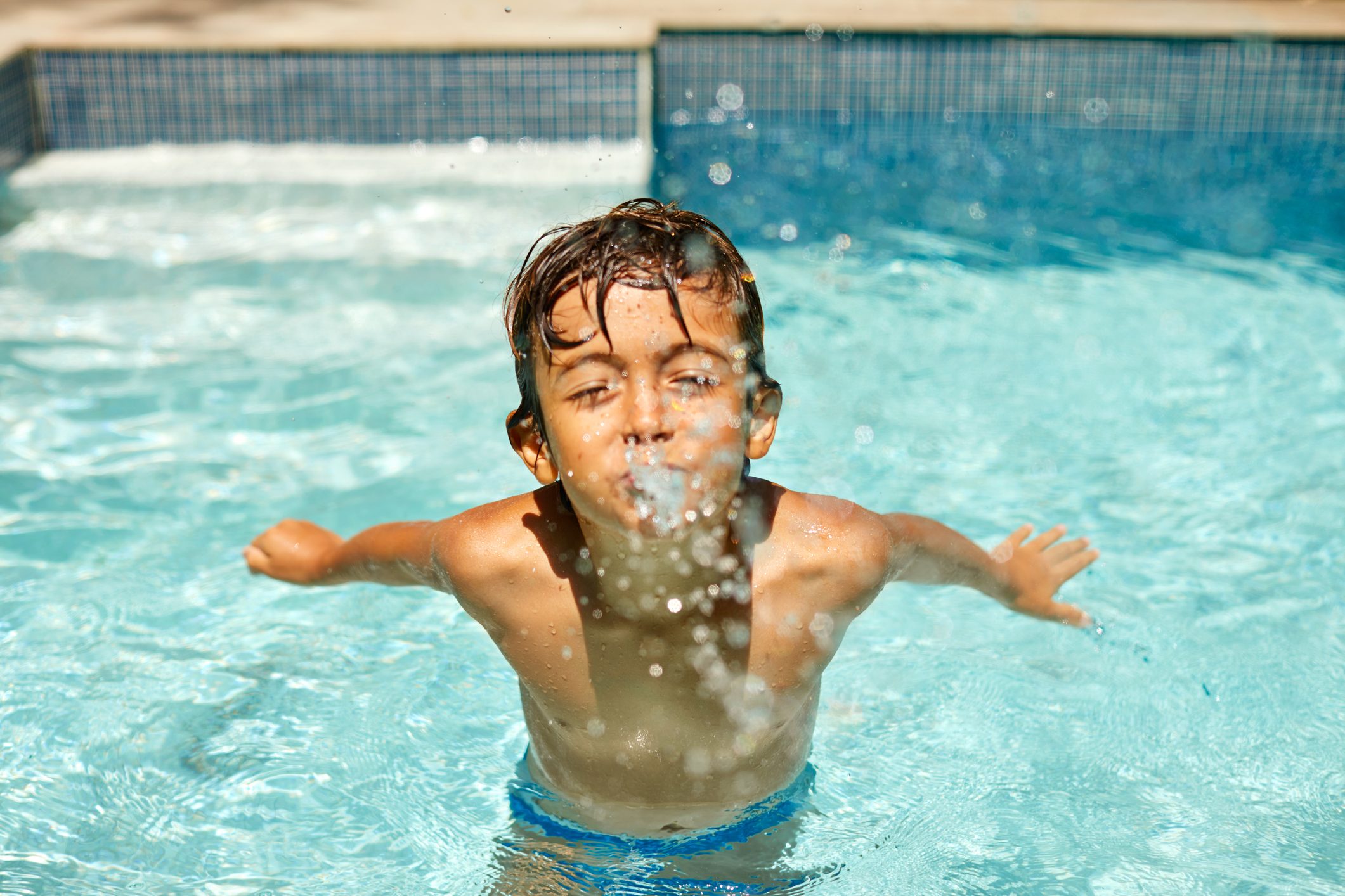 bimbo beve acqua in piscina