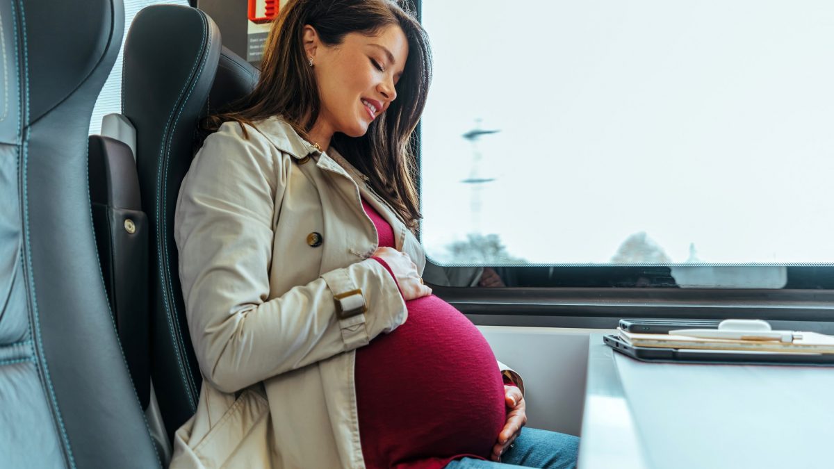 donna incinta in treno