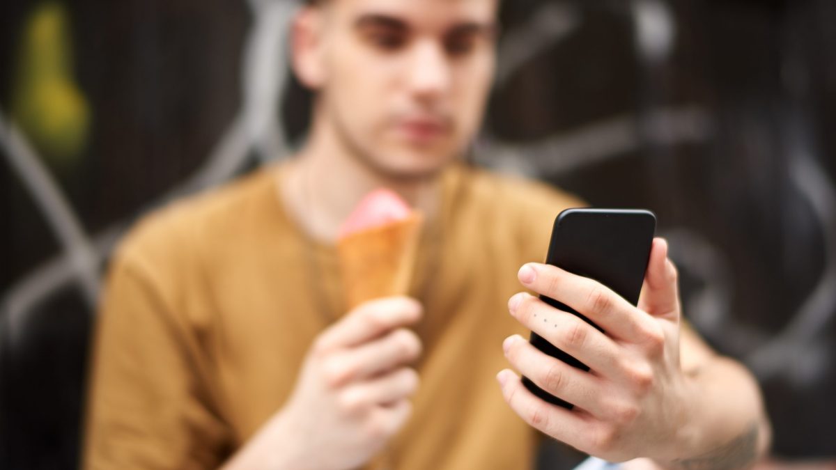 Insegnante scrive su whatsapp agli studenti in vacanza