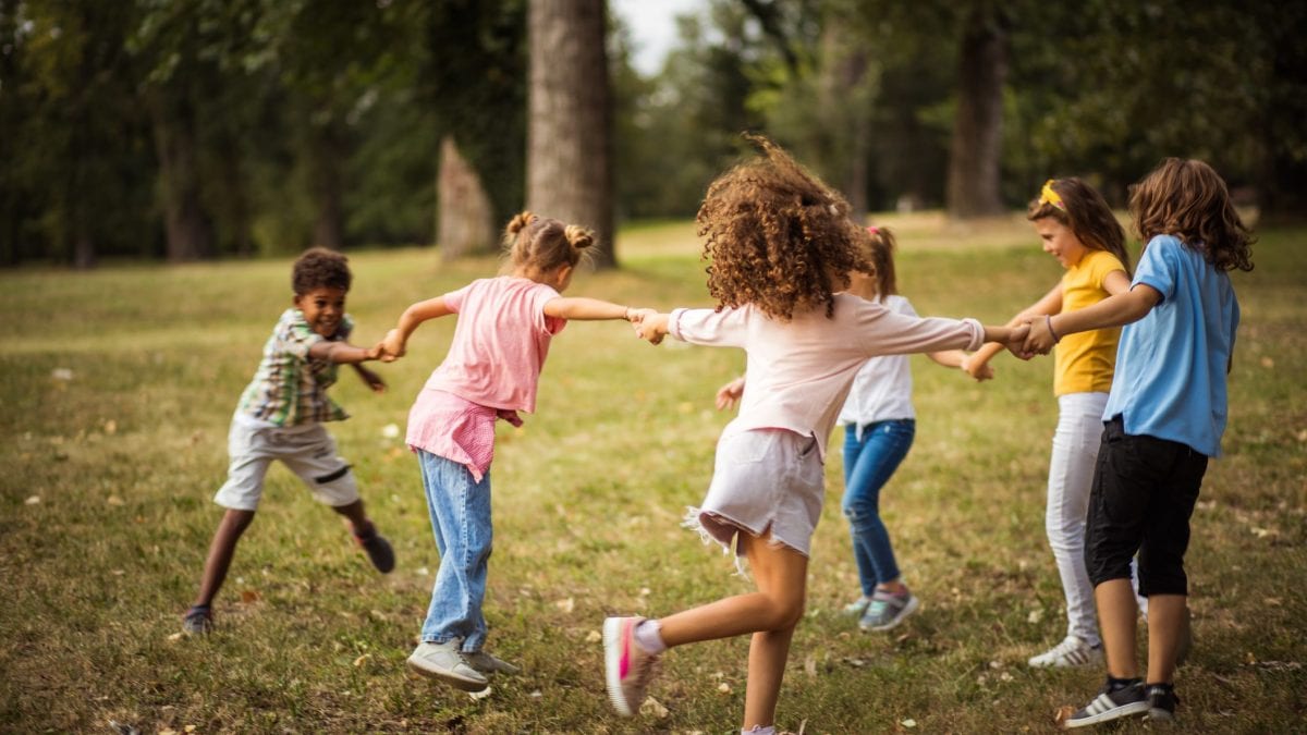 bambini giocano parco