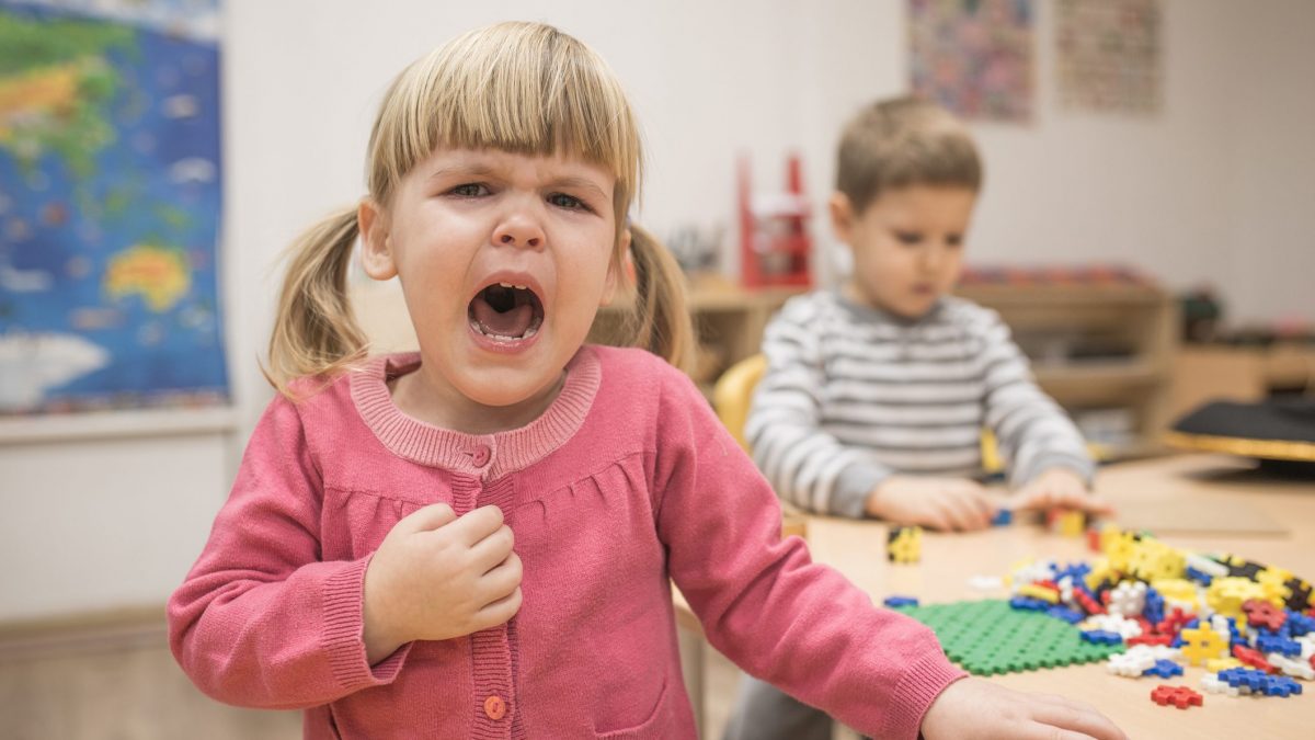 bimba piange all'asilo