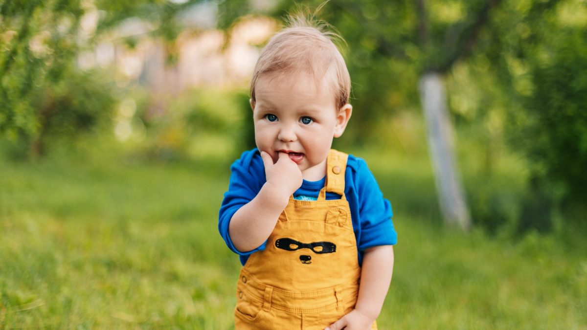 bimbo gioca in giardino