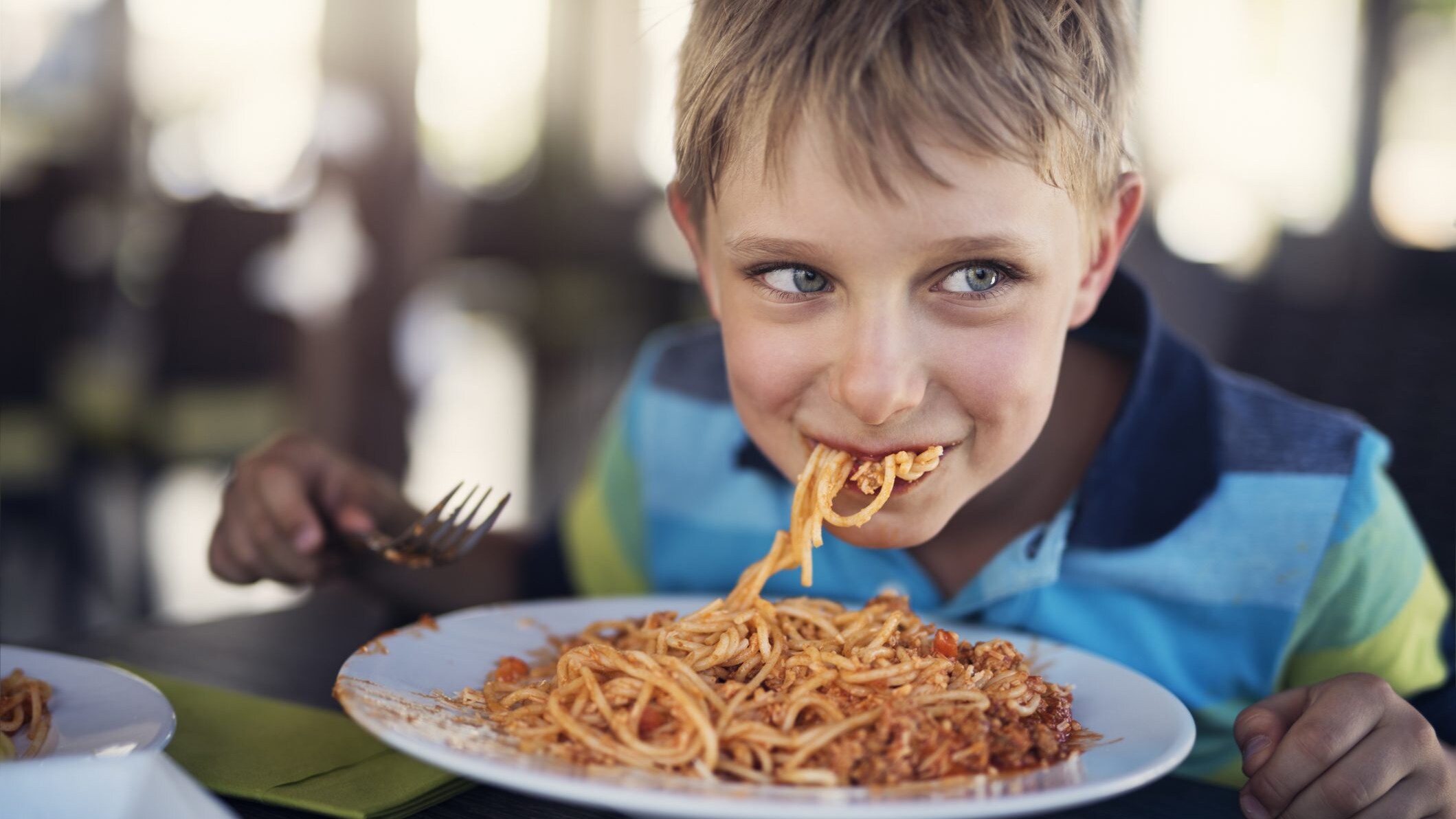 bimbo mangia velocemente