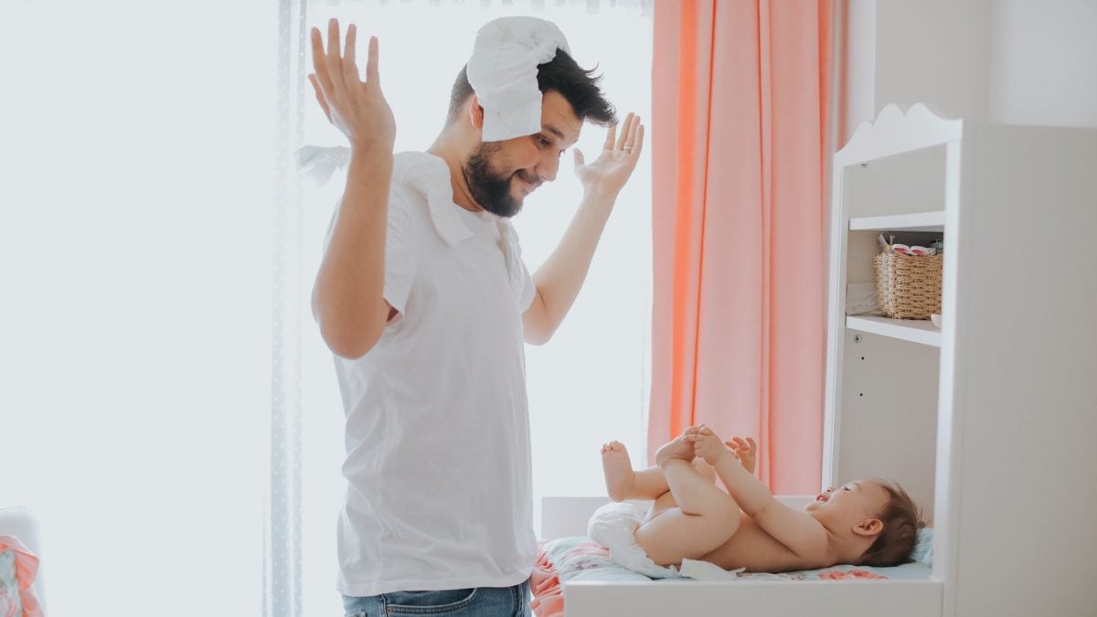 bimbo non vuole cambiare il pannolino