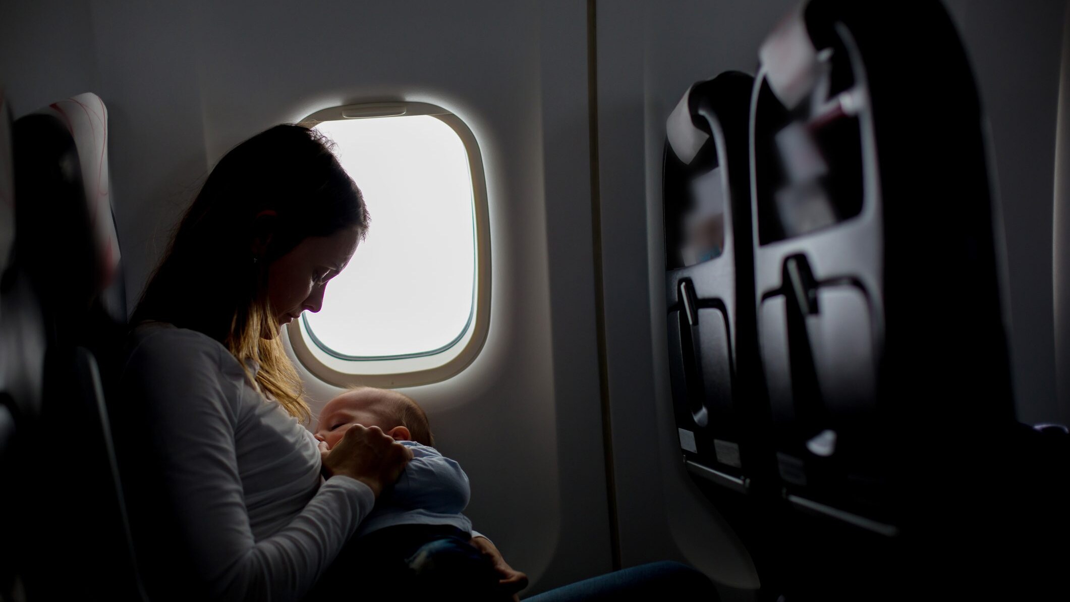 Mamma allatta il figlio in aereo