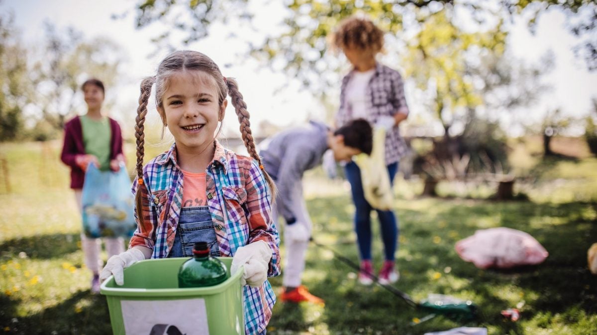 ripulire i parchi dai rifiuti con i bambini