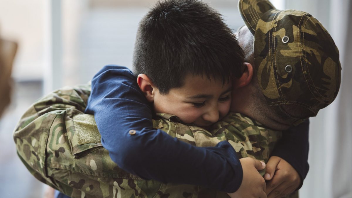 soldato abbraccia figlio