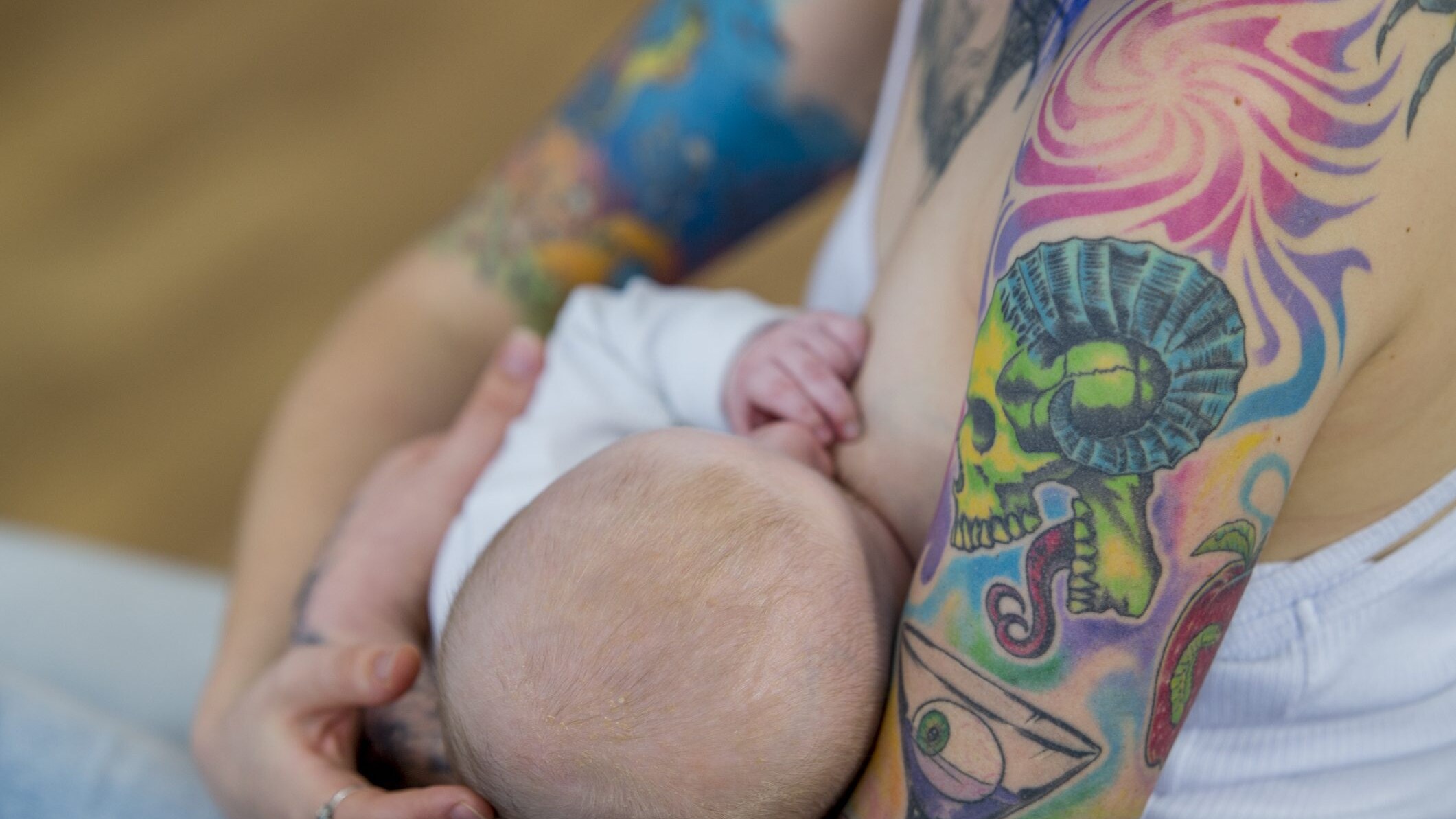 Ci si può tatuare in allattamento?