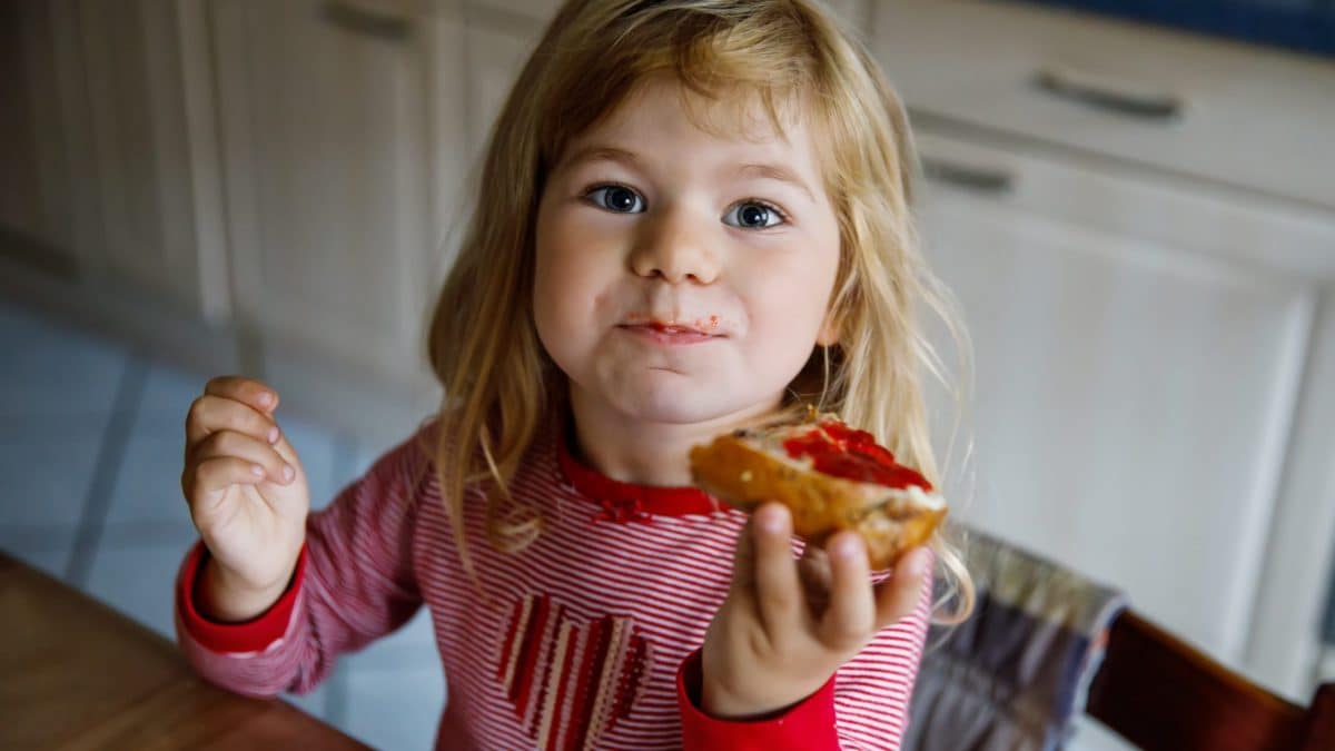 bimba mangia pane e marmellata