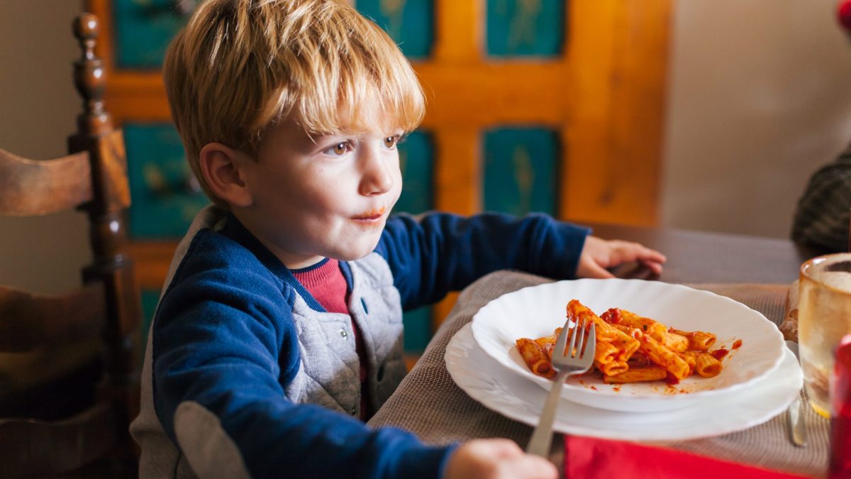 bambini e pasta al pomodoro
