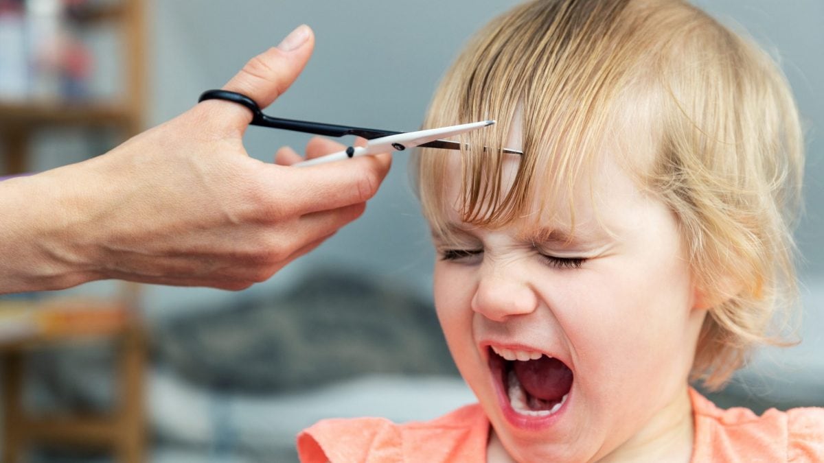 Cosa fare se mio figlio non vuole tagliarsi i capelli