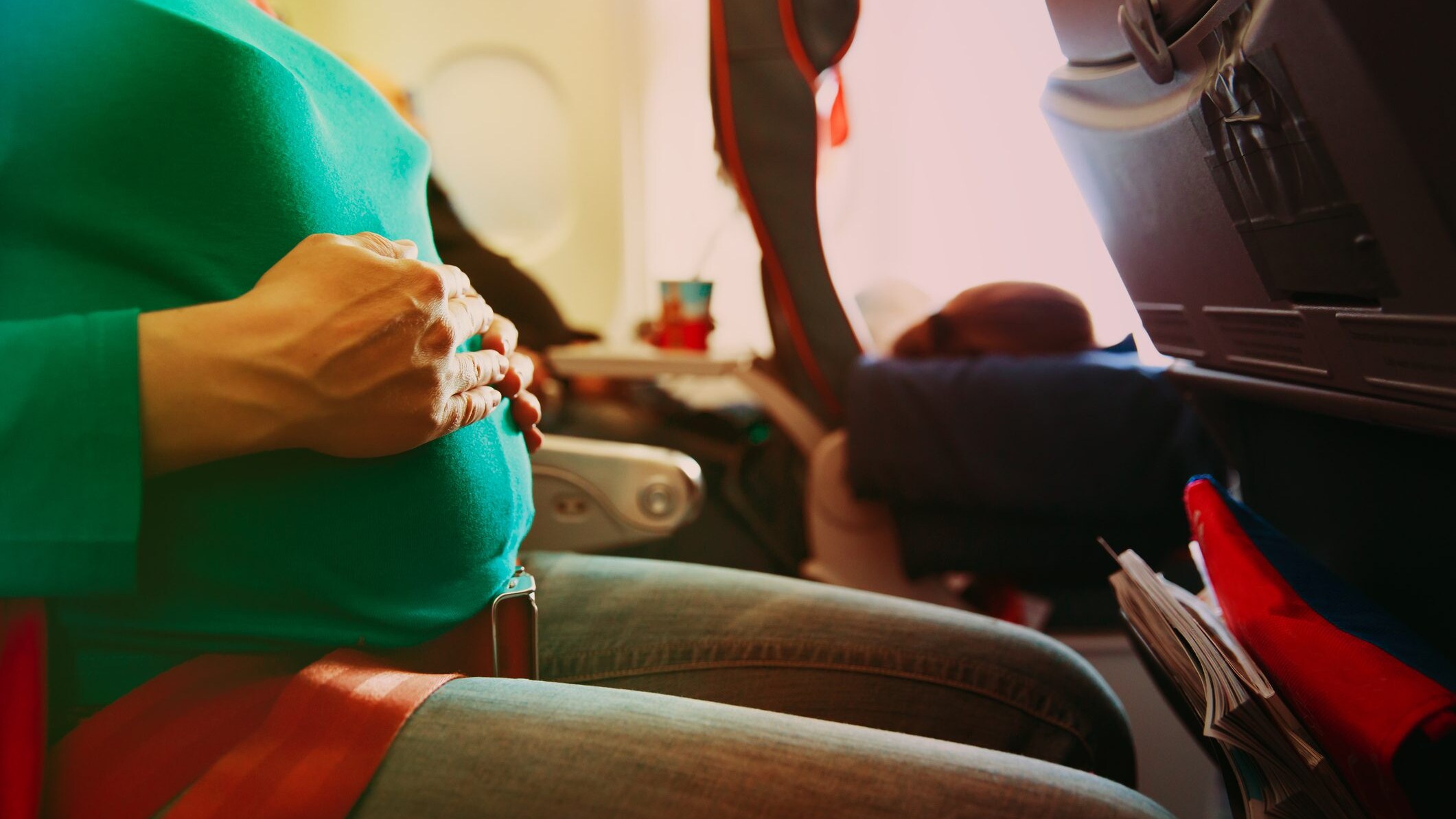 donna in gravidanza in aereo
