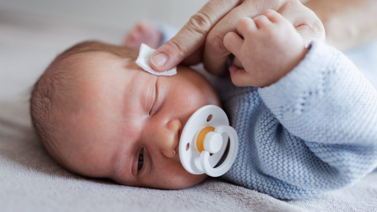 Come pulire gli occhi del neonato