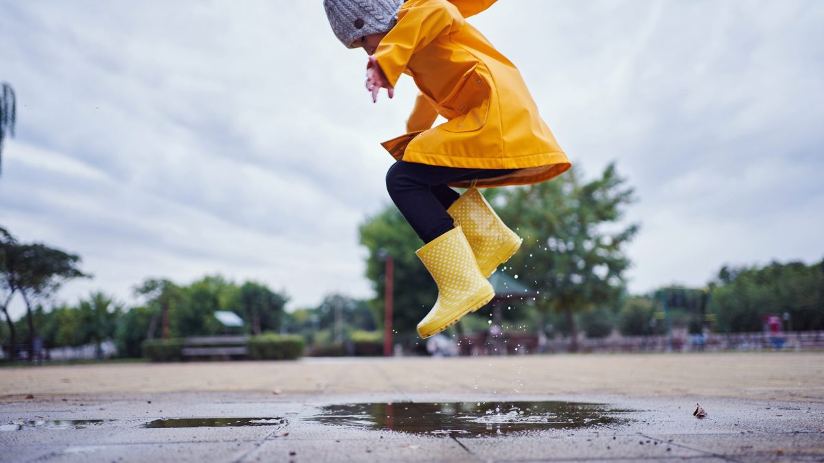 bambina pioggia