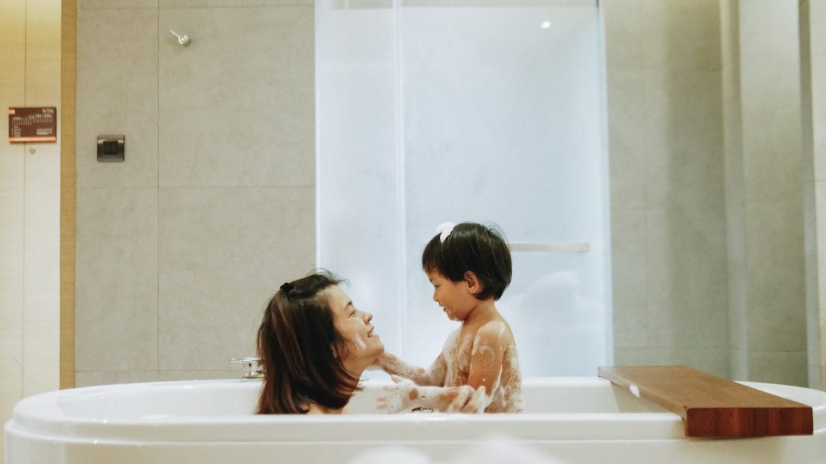 mostrarsi nudi davanti ai bambini