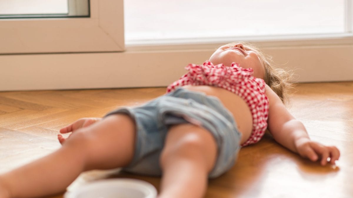 bambini si buttano per terra