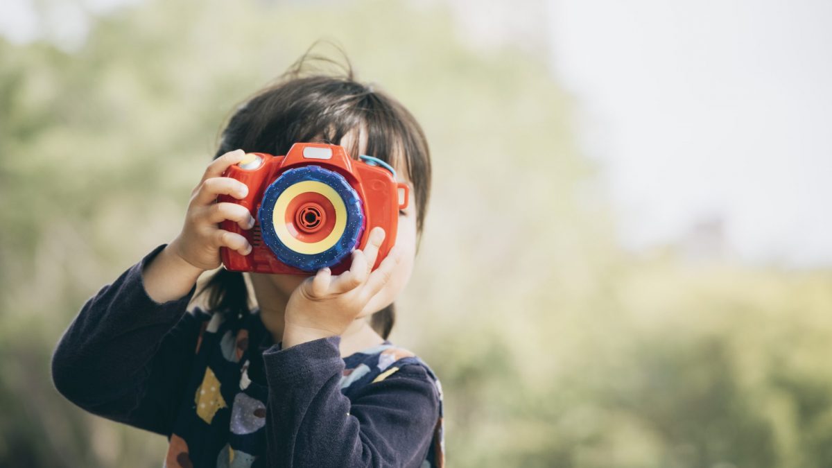 bambino impara fotografie